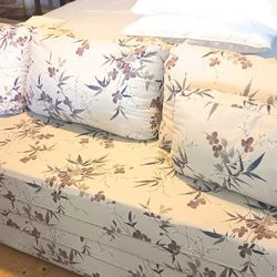 Fold Out To A BeD , Nice Futin Couch Sofa Hideabed