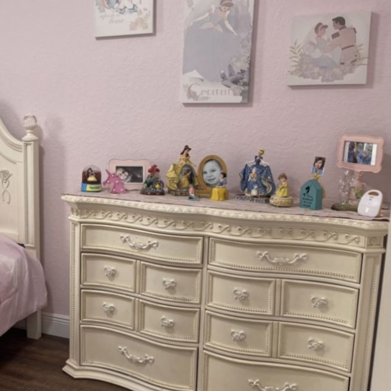 Rooms to go Disney Princess Girls 8 Drawer Dresser With Pedestal Feet for Sale in Vlg Wellingtn FL OfferUp