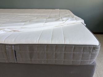 Queen bed (Frame + Mattress)