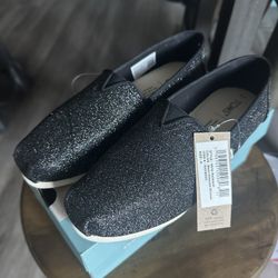 Brand NEW in box TOMS Belmont slip on women’s shoe size 6 for $20!