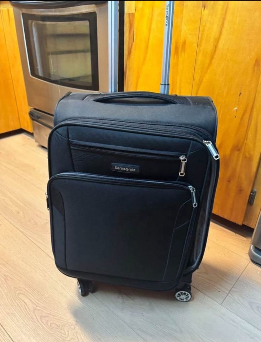 LOW PRICE MOVING- SAMSONITE SPINNER CARRY ON LUGGAGE
