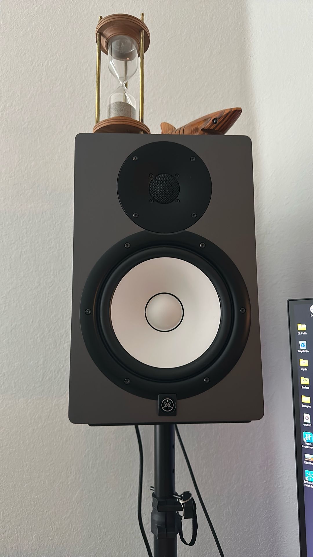 2 Yamaha HS8 Speakers