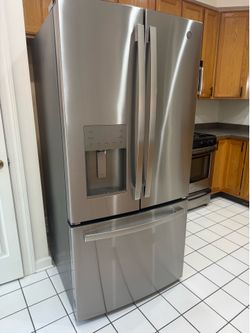 GE Electric Refrigerator/ drawer freezer/ ice maker!