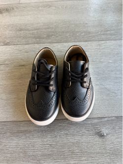 Janie and Jack Wingtip Sneakers Size 9