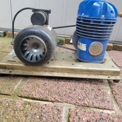 Thomas Industries Model 80AX33 875 air compressor