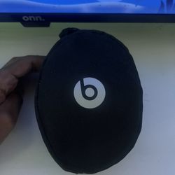 Beats solo 3: NOISE CANCELLATION- with beats case and charging cable