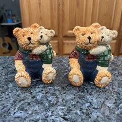 Ceramic Vintage Bear Pair of Salt and Pepper Shakers. Size approximately 4 inches tall. Brand new with tags on the Bottom