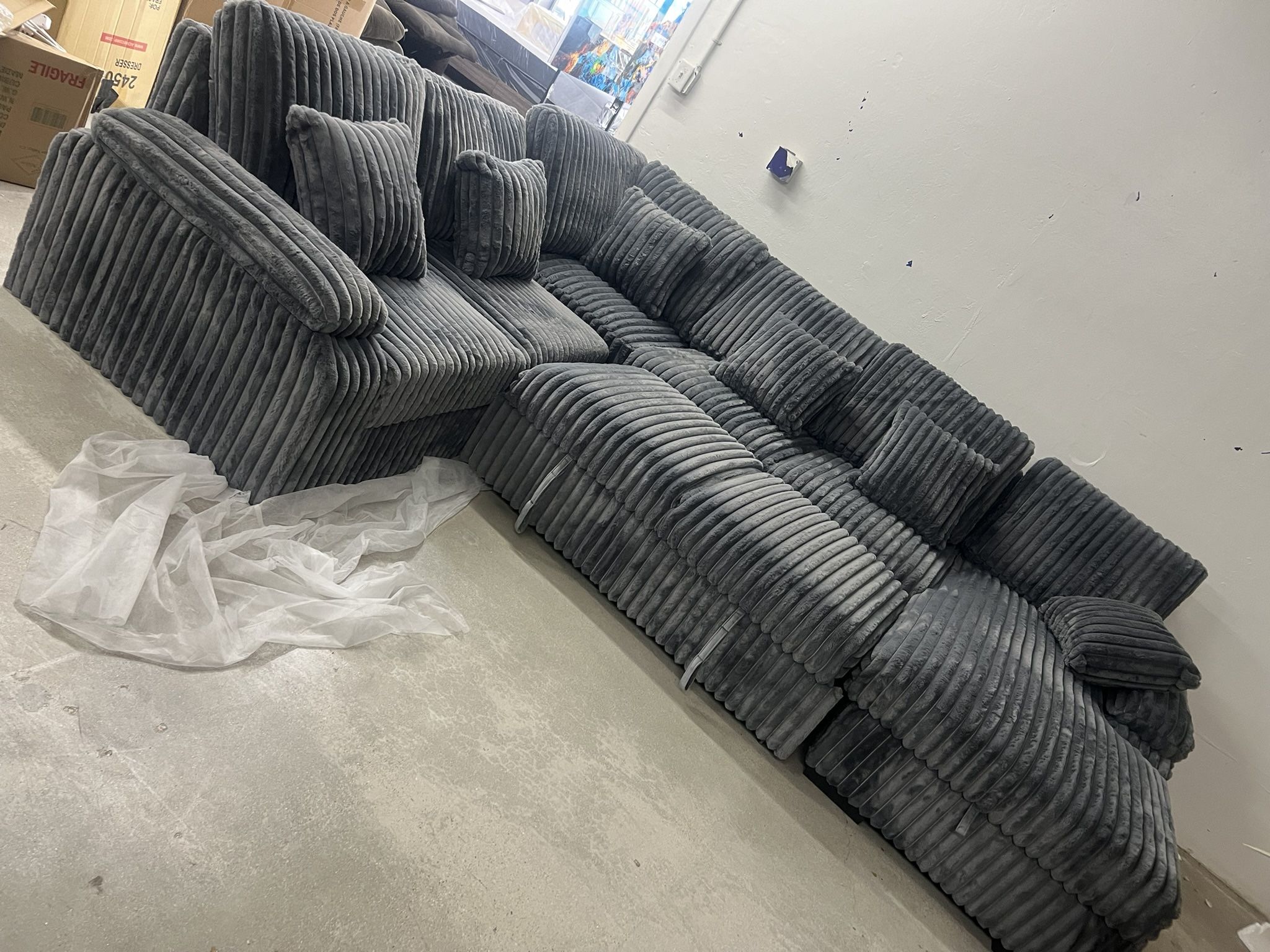 🛋️ NEW!! Sleeper Sectional Sofa w/  Chaise 🚛 Avail E-Z Clean fabric  Storage compartment under Chaise  Grey color (3 total color options) XL Size 12