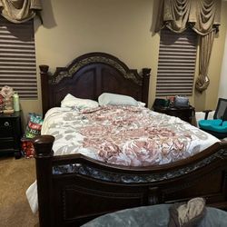 4 Piece Red Mahogany/ Cherry Bedroom Set