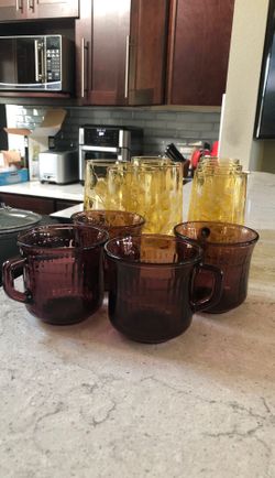 Collector Retro purple glass teacups