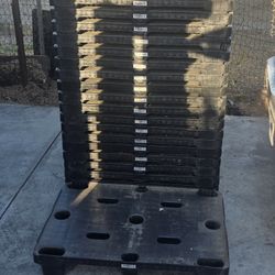 42X30 Nestable plastic pallets Solid tops