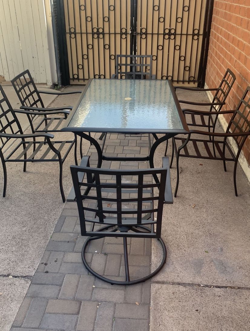 Like New Metal And Glass Outdoor Patio Set 7