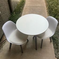 Round Table With Chairs