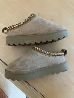 Girls uggs slippers