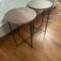 Nice 2 Modern End Tables ( Very Good Condition 