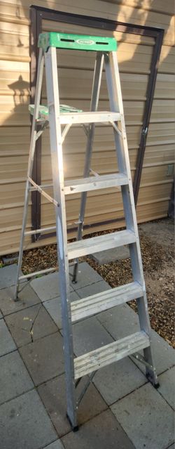 ALUMINUM LADDER