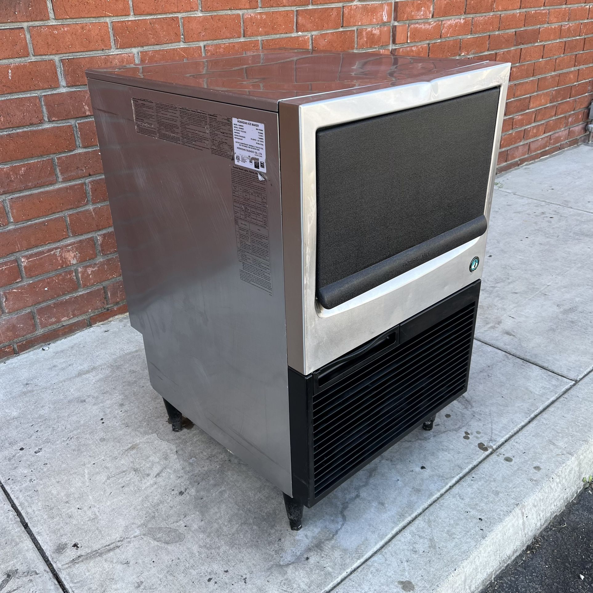 Hoshizaki KM-151BAH Air cooled ice maker 24” for Sale in Anaheim