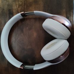 Beats Solo3 Wireless On-Ear Headphones - Apple W1 Headphone Chip, Class 1 Bluetooth, 40 Hours of Listening Time, Built-in Microphone - Rose Gold