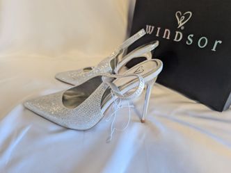 Size 8 new w tags Windsor heels.