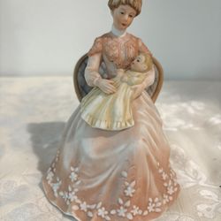 Vintage 1981 Treasured Memories " A Mothers Love " Figurine Porcelain Enesco