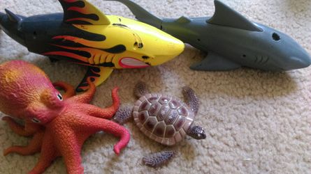 Set of 4 o Dan toys plastic