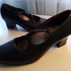 Aravon Black Leather Pumps With Crisscross Front Size  8
