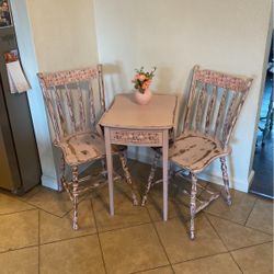Distressed Vintage Small Table And Chairs 