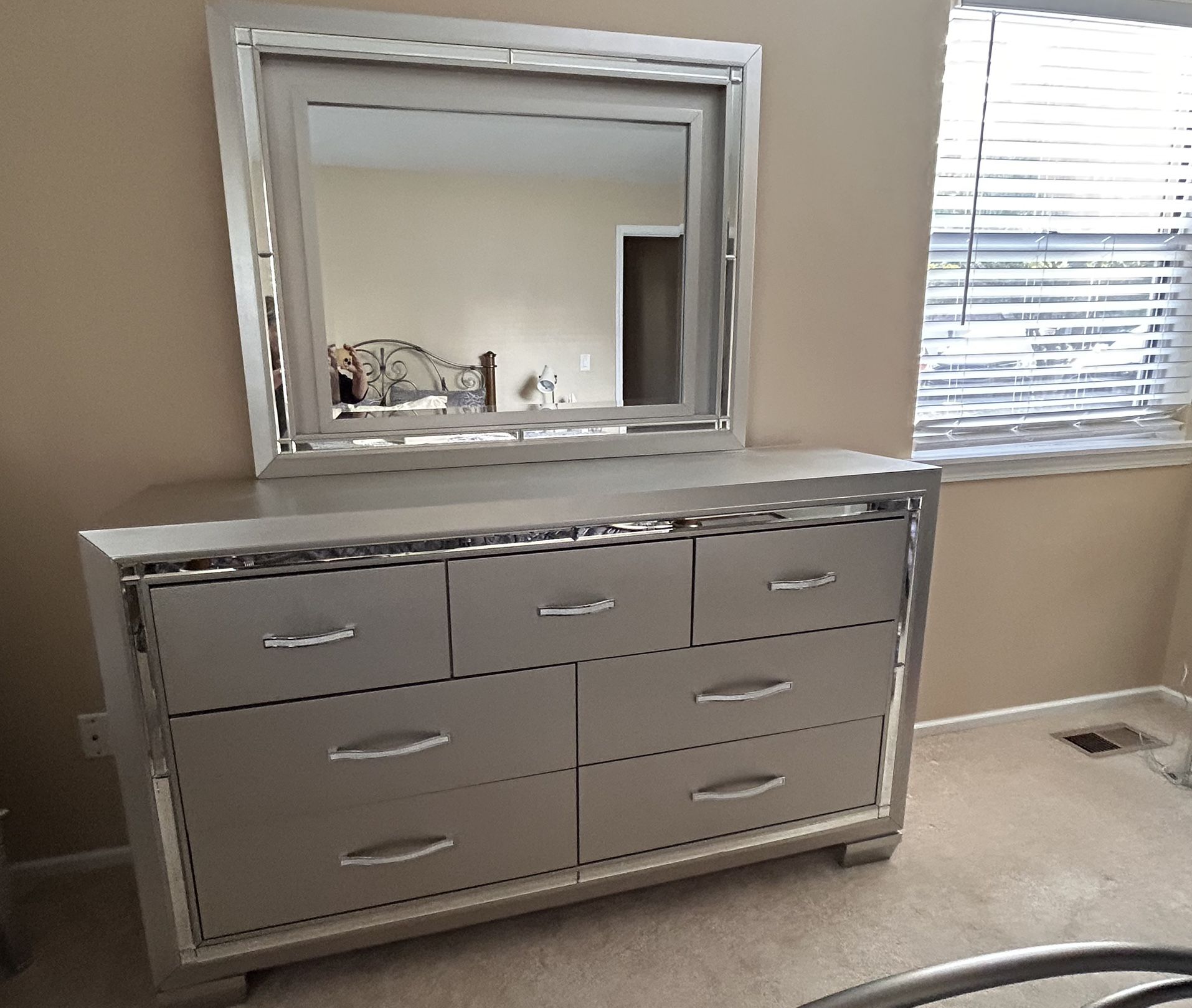 Dresser With Light Up Mirror