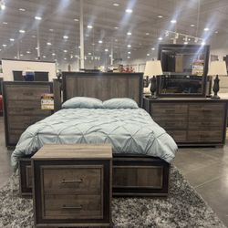 6 PIECE KING OR QUEEN BEDROOM Includes: Headboard, Footboard, Side rails & slats, Dresser, Mirror, Nightstand. 