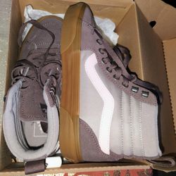 FIRM IN MERCED‼️🦋🦋WOMENS VANS SIZE 6