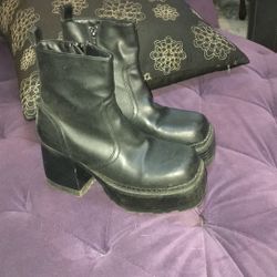 Ladies black boots size 7 1/2