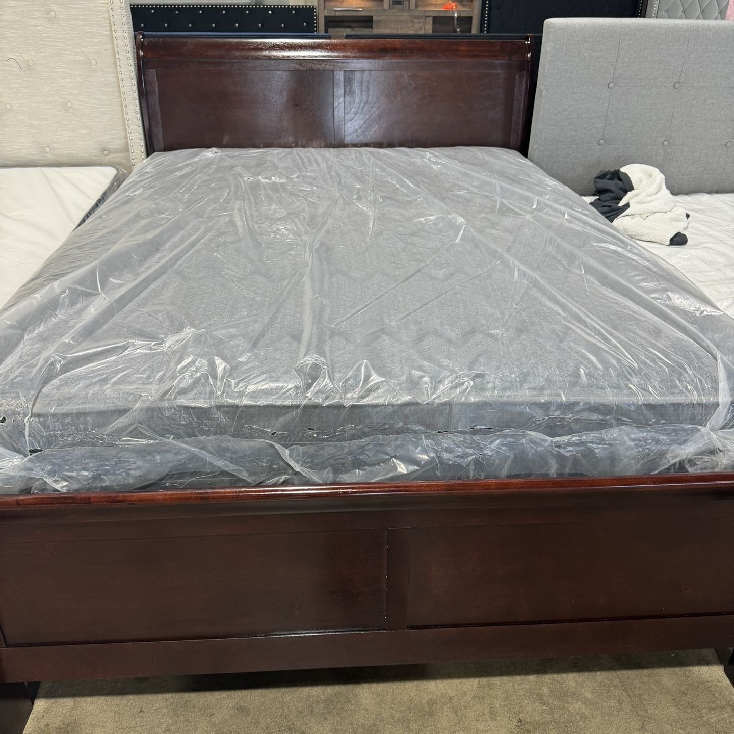 $399 Queen Bed Wht Matres 