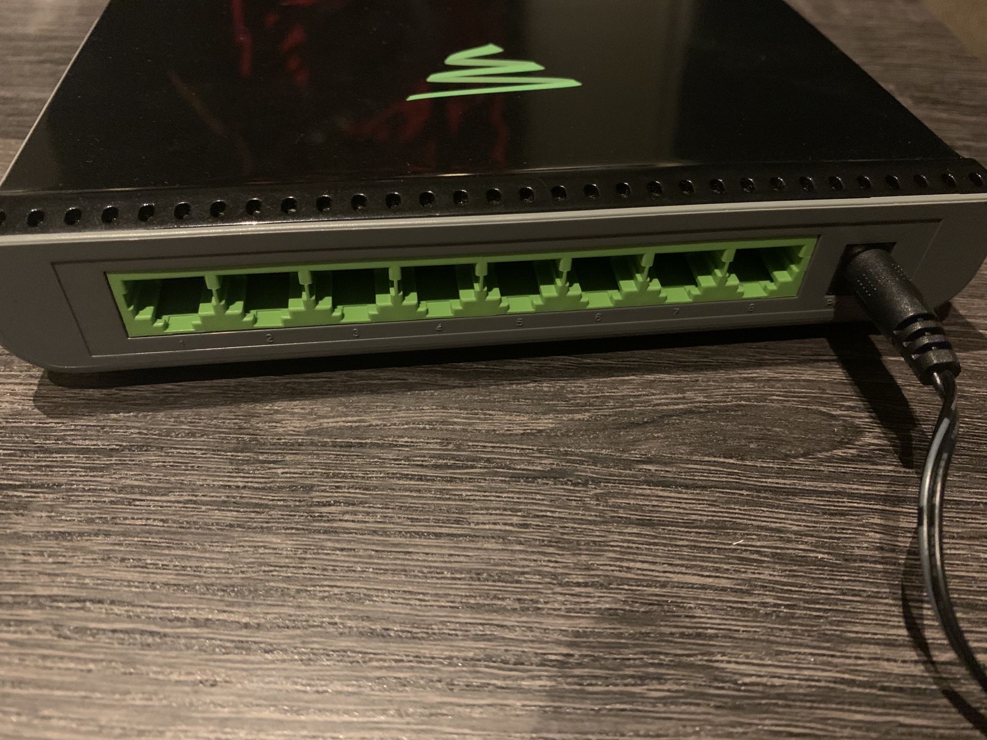 LUXUL 8 Port Ethernet Switch (Rear Facing)