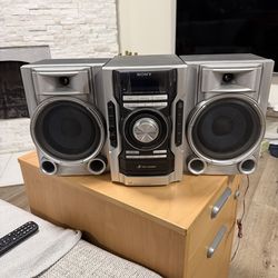 The Sony MHC-EC55 is a compact 130W (1400W PMPO) Mini Hi-Fi component system . No remote control.