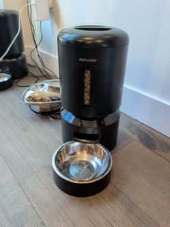 Automatic pet feeder