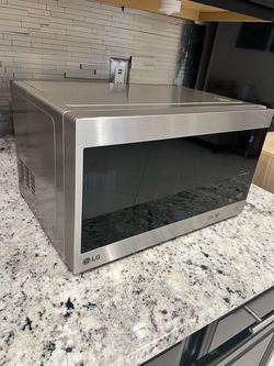 Countertop Microwave with Smart Inverter and EasyClean