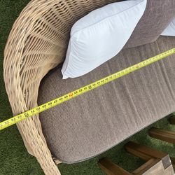 Rattan .  Patio furniture . 1 sofá set 3 & 1 set 2  plus 2 wood tables