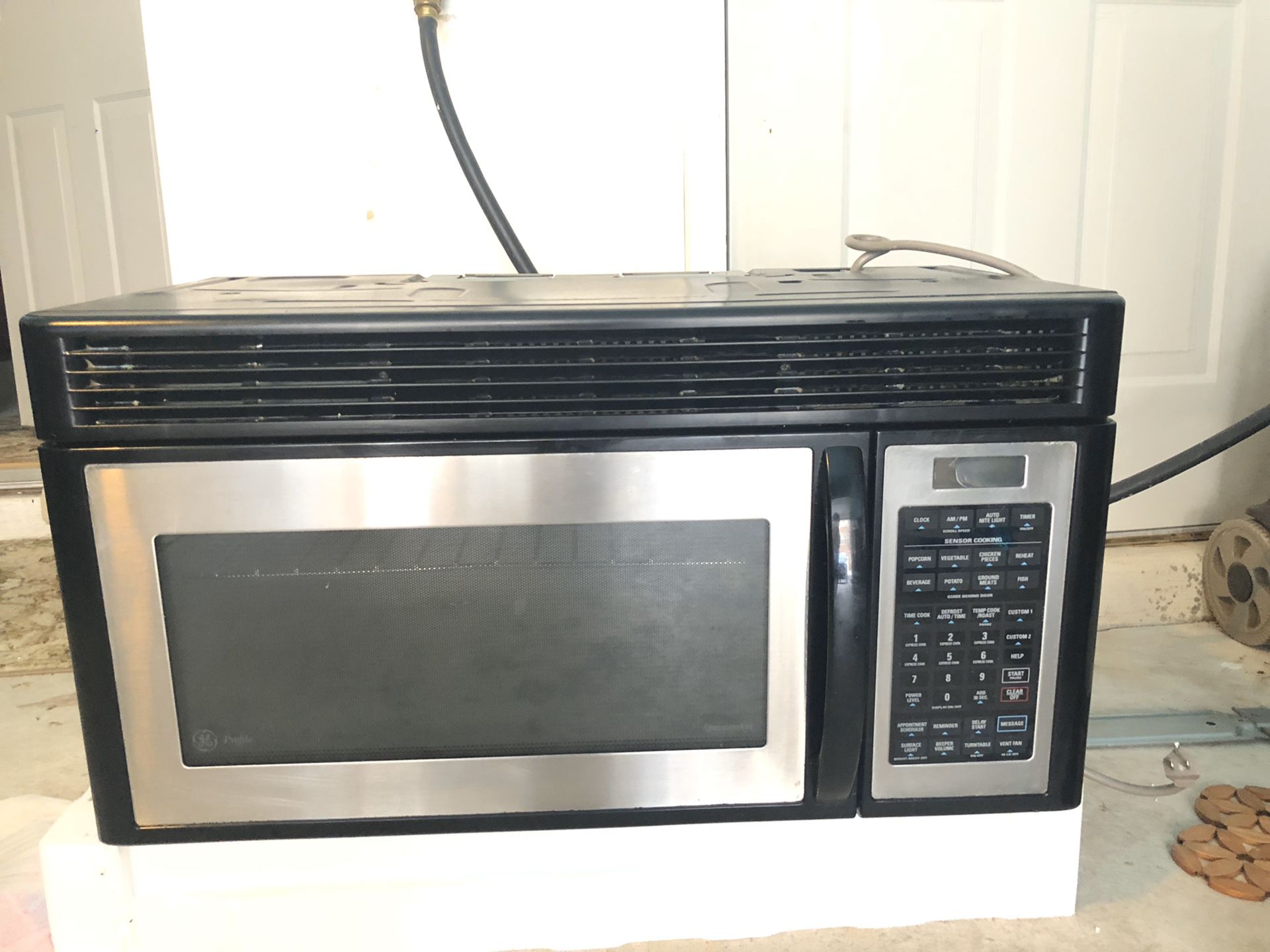 Kitchen appliances (set) including: GE Gas range GE microwave