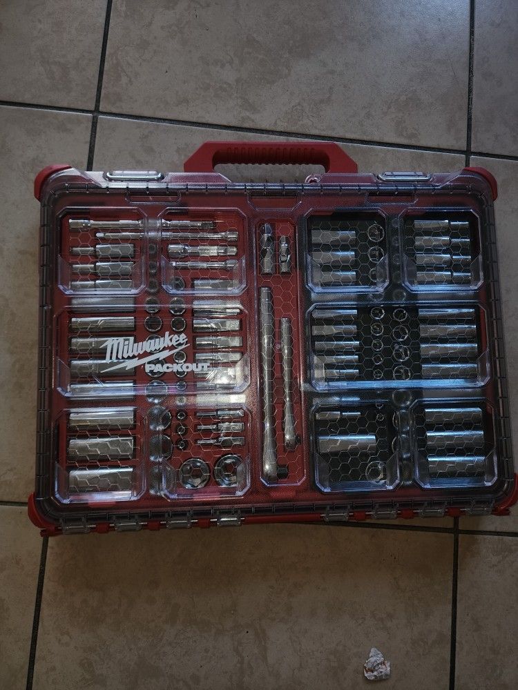 Milwaukee
3/8 in. and 1/4 in. Drive SAE/Metric Ratchet and Socket Mechanics Tool Set with PACKOUT Case (106-Piece)