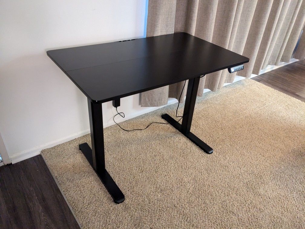 Claiks Adjustable Height Desk