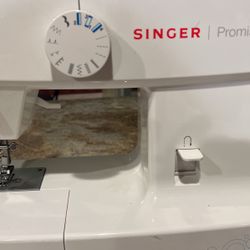Singer Sweing Machine In Good Condition 