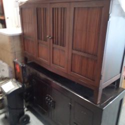 I Have Two Antique Dressers In A Great Condition A Light Brown One And A Dark Brown You Get Two For Only 160 Or Just Buy One
