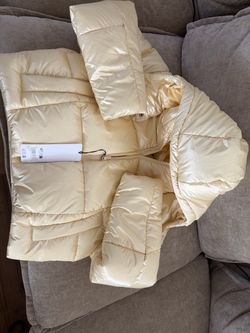 New Alo authentic vanilla color puffer