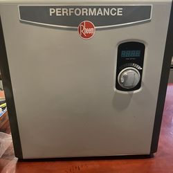Electric water heater very good condition and with box