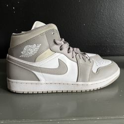 Jordan 1 Mid “College grey”