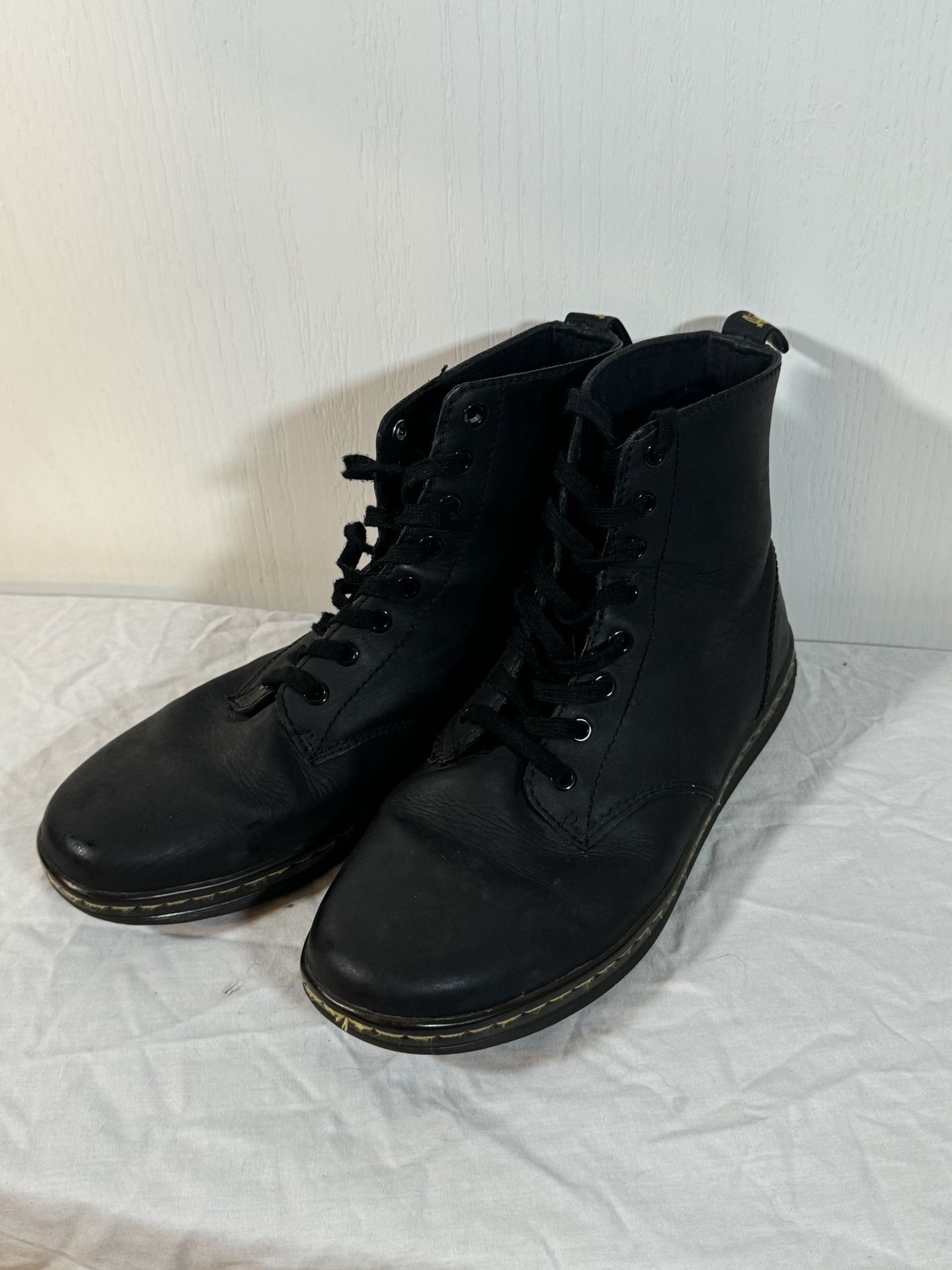 DOC MARTENS LEATHER CASUAL BOOTS