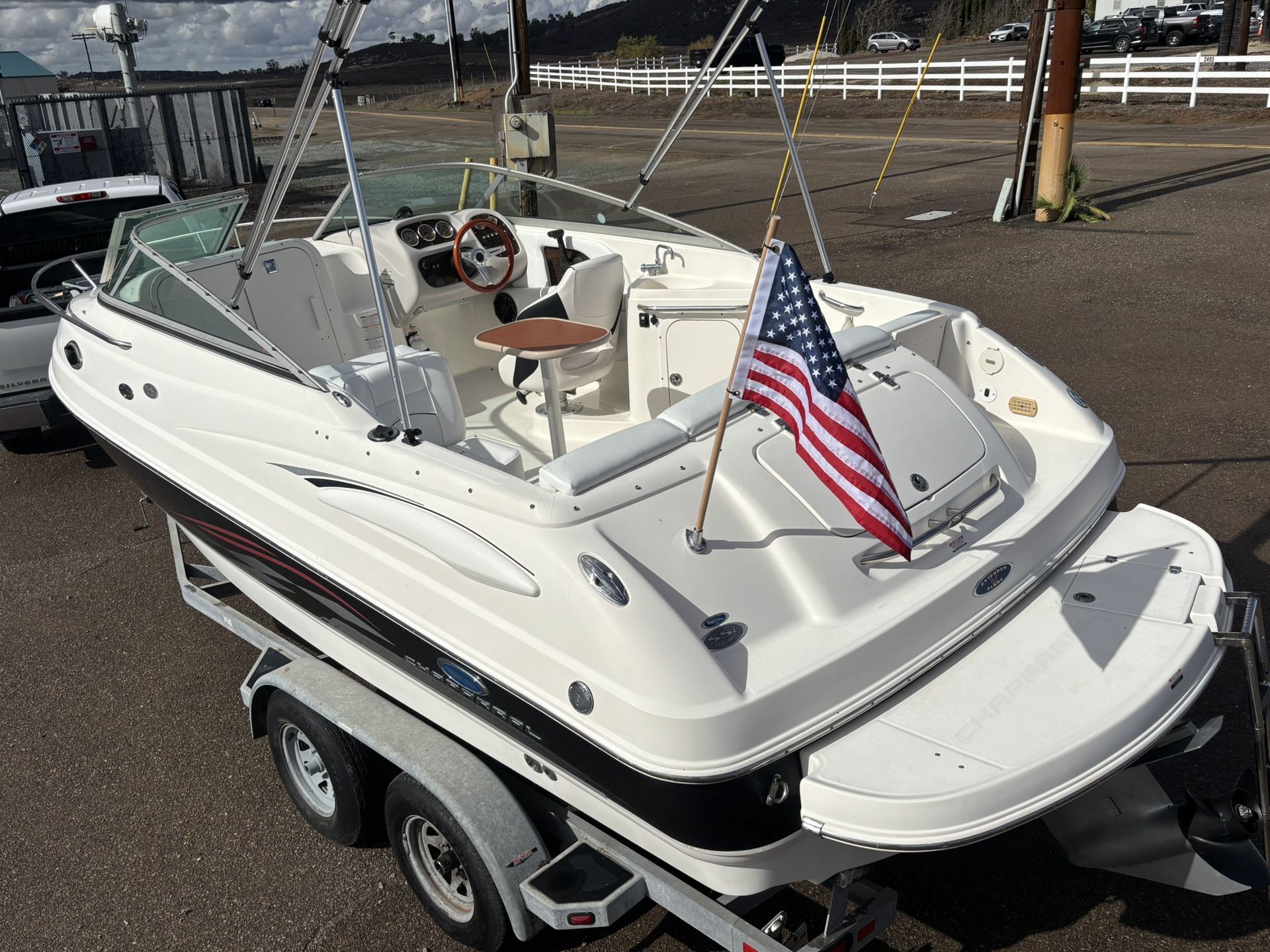 2005 Chaparral 22’ Cuddy Cabin EFI Super Low Hours New Upholstery.