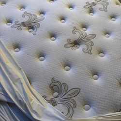 King Size Matress Great Shape No Stains Always Had A Cover On It Cover Included. Come Pick It Up It’s Free.  This mattress is from Macys furniture sto