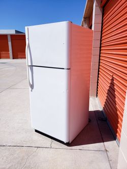 Top Freezer Refrigerator Free Delivery Super Clean Works Perfectly Kenmore 18 CuFt, Plugged in & Cold When You Look