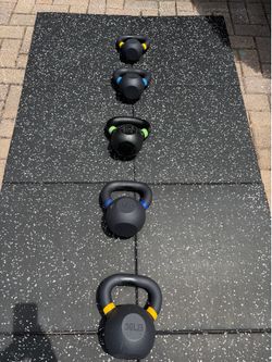 Kettbells Set 100 Lbs Total  1 Each 10/15/20/25/30 Firm 160$  BRAND NEW IN BOX